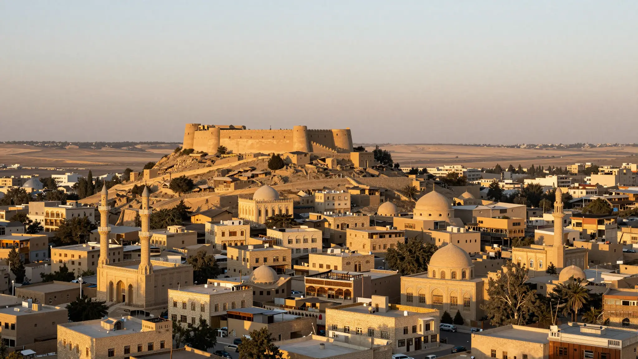 منظر بانورامي لمدينة كركوك في شمال العراق يظهر قلعتها التاريخية على تلّها الأثري ومعالمها التراثية